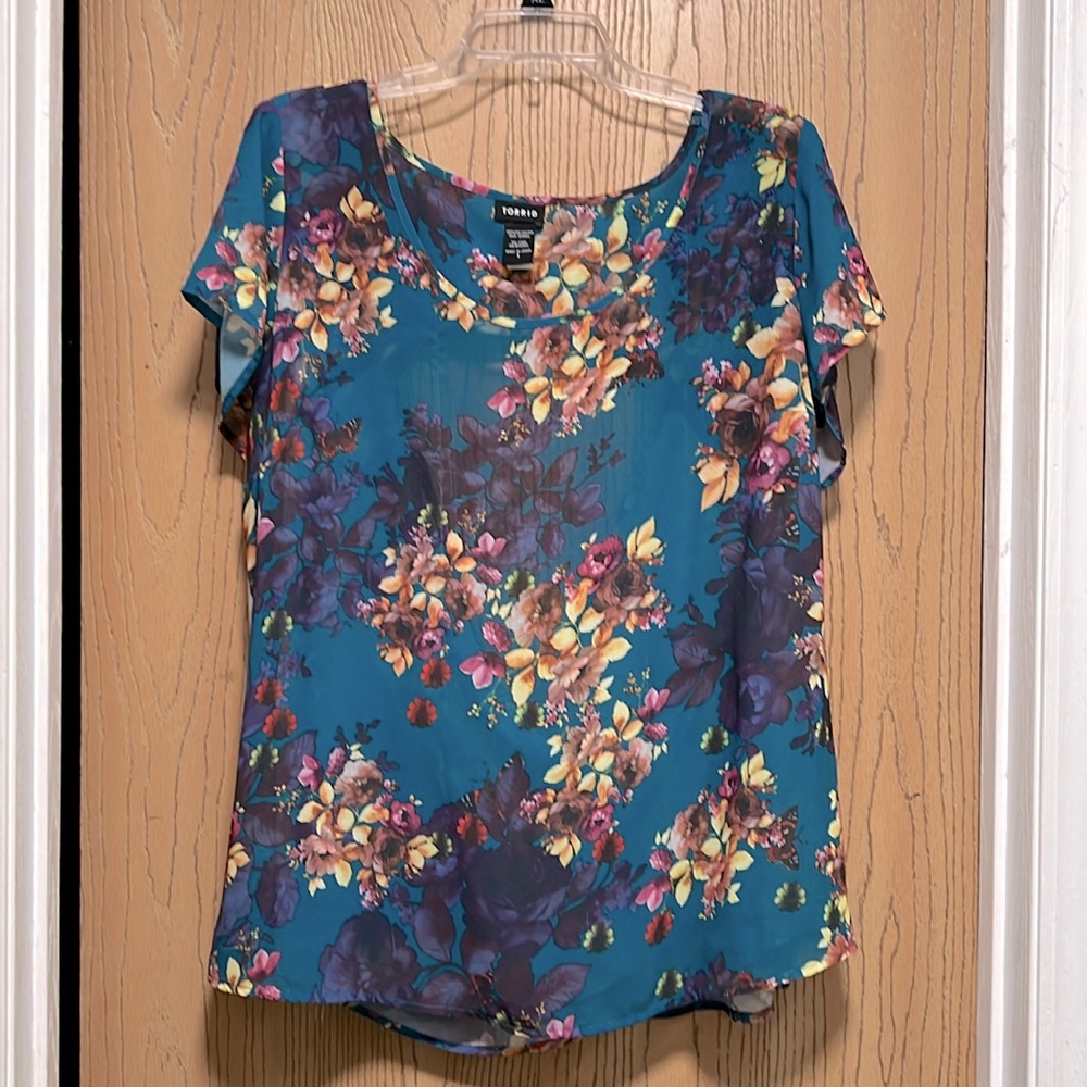 Floral torrid shirt with draping back details in size 1